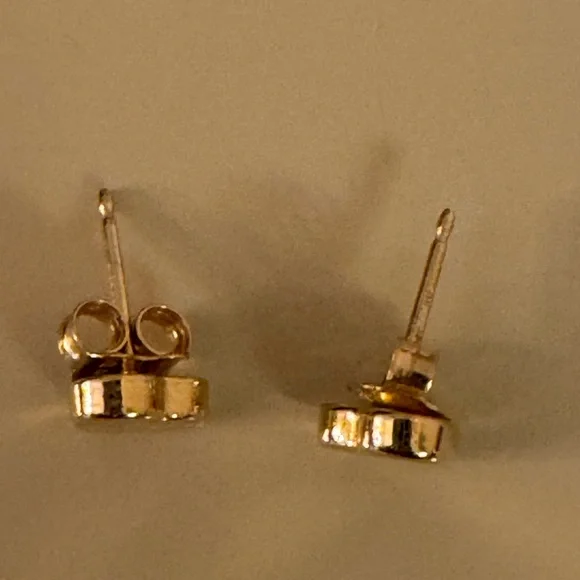 Solid 14k heart studs - Picture 3 of 4